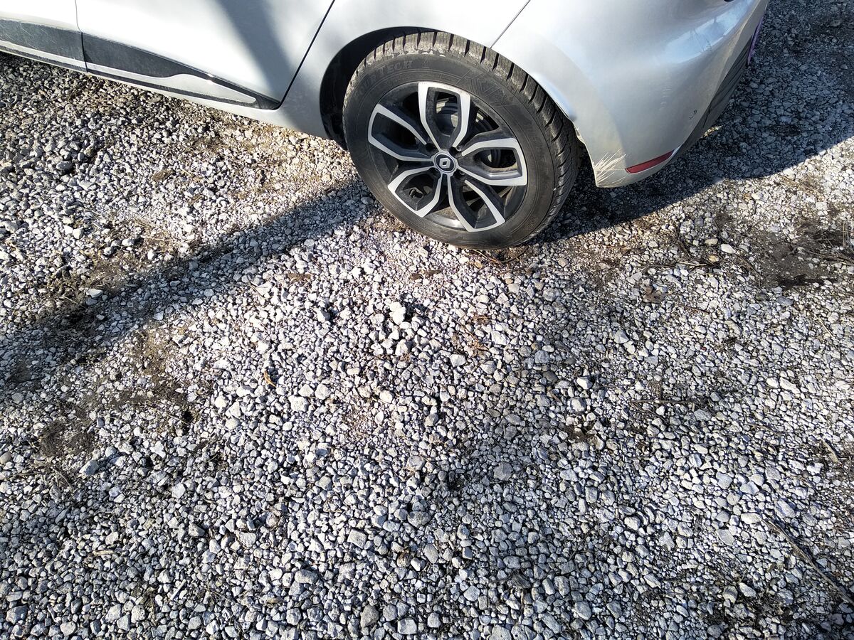 Fresh gravel, compacted in
